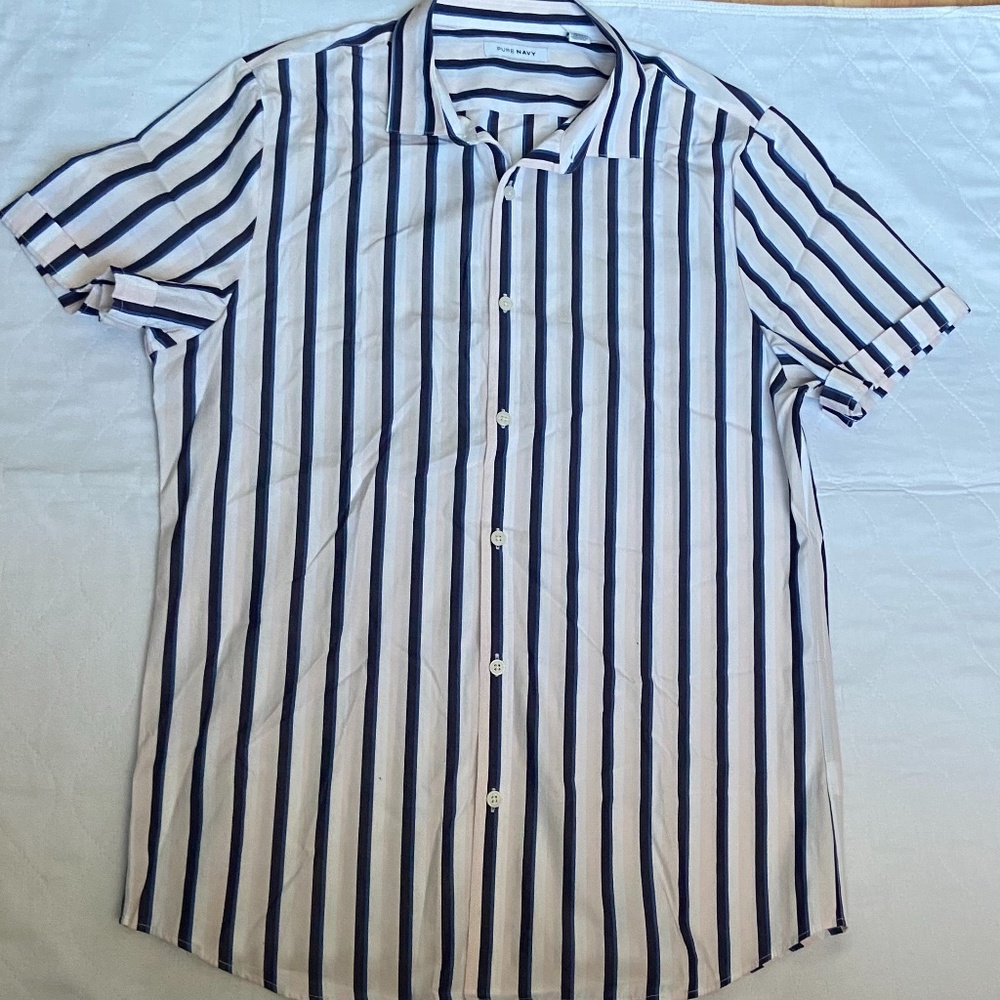 Short sleeve striped shirt with collar has a regular fit for men